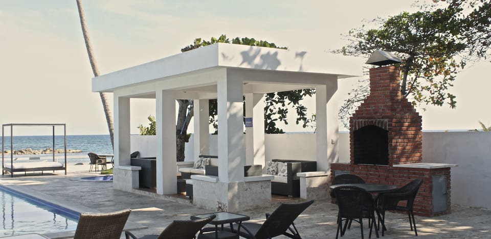 Comfortable shade pool side. 