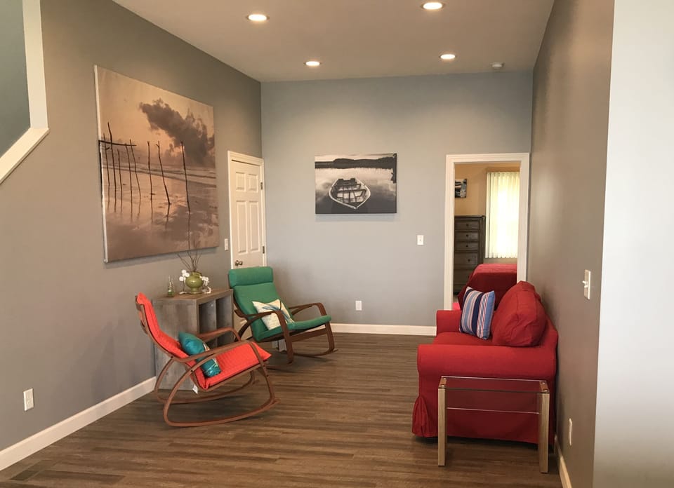 down stairs seating area 