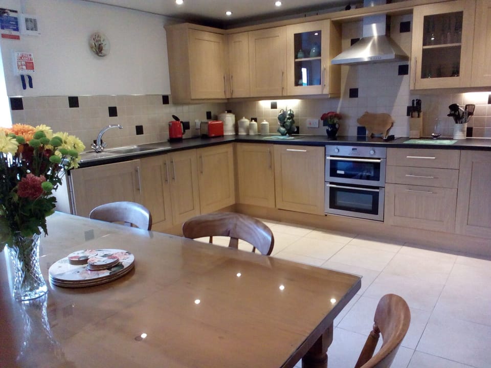 Fully equipped kitchen with dining area for 6 people.