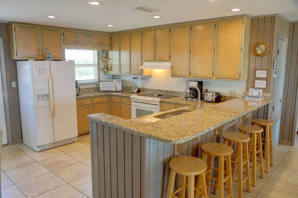 Breakfast bar and kitchen