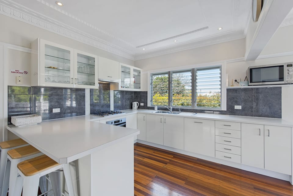 Dishwasher. Gas stovetop, electric oven. Full fridge/freezer.  Microwave. 