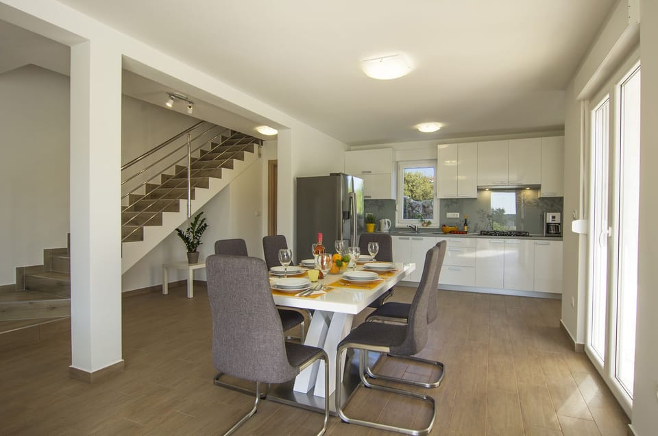 Ground floor dining area and kitchen