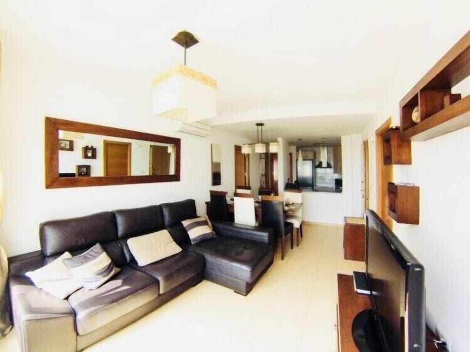 Spacious lounge and dining area, with 37” TV