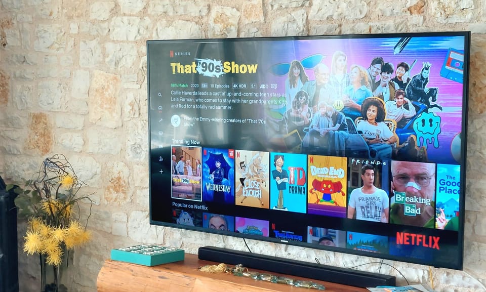 Smart TV 65, Netflix, internet speed 100. 