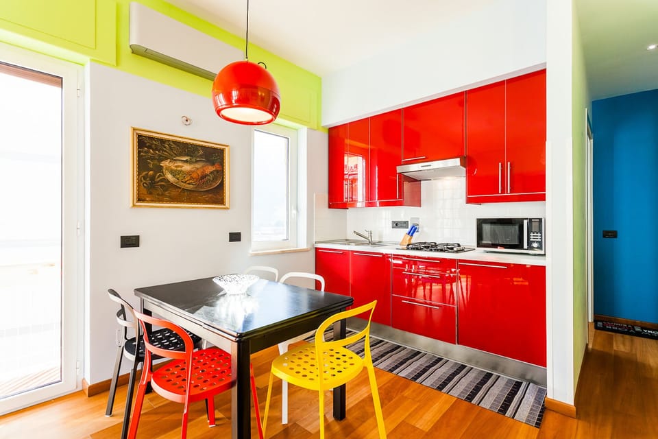 Fully equipped kitchen, gas hobs, microwave, dishwasher, kettle, fridge, freezer