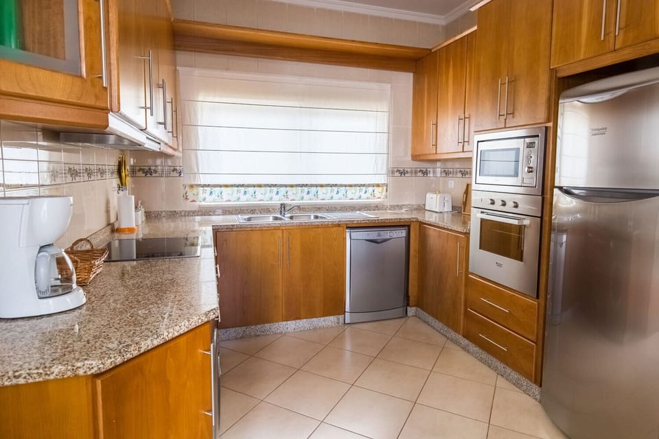 Fully fitted kitchen with quality appliances