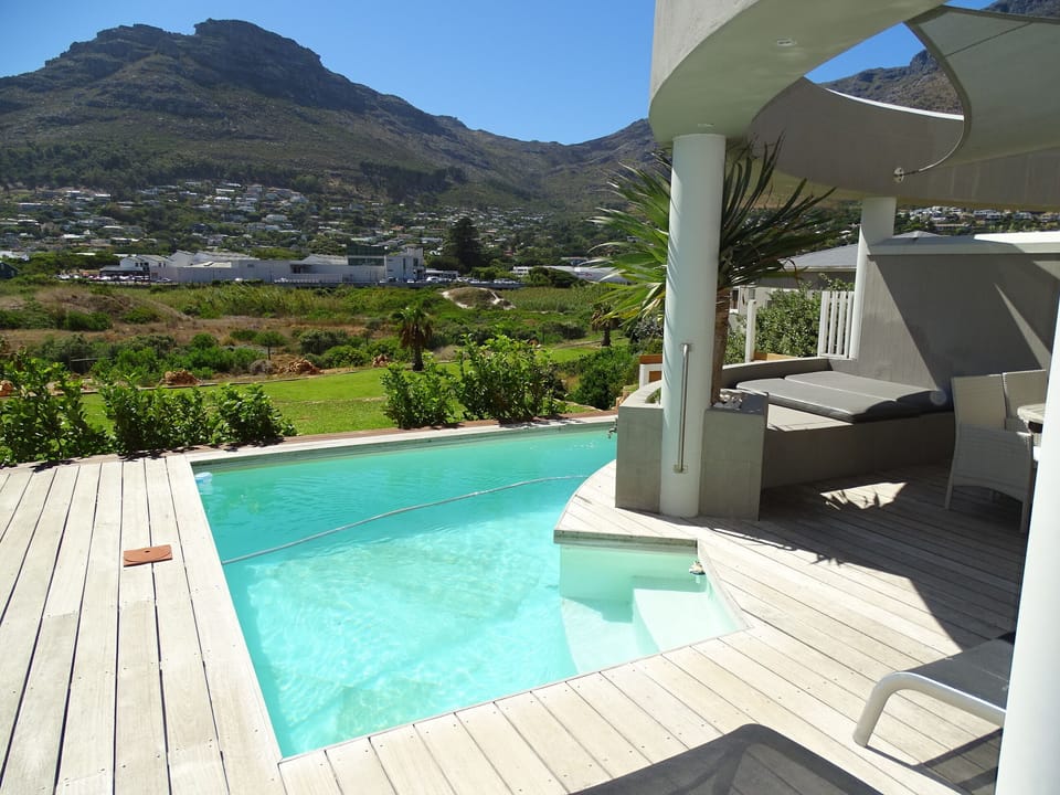 Private splashpool and outside dining/bbq area
