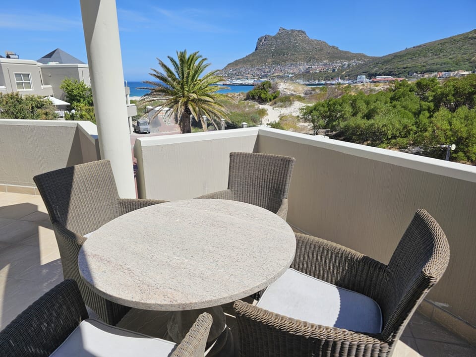 Balcony seating on upstairs lounge side