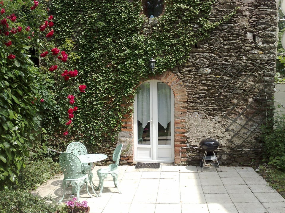 Petit Cerisier private garden area.