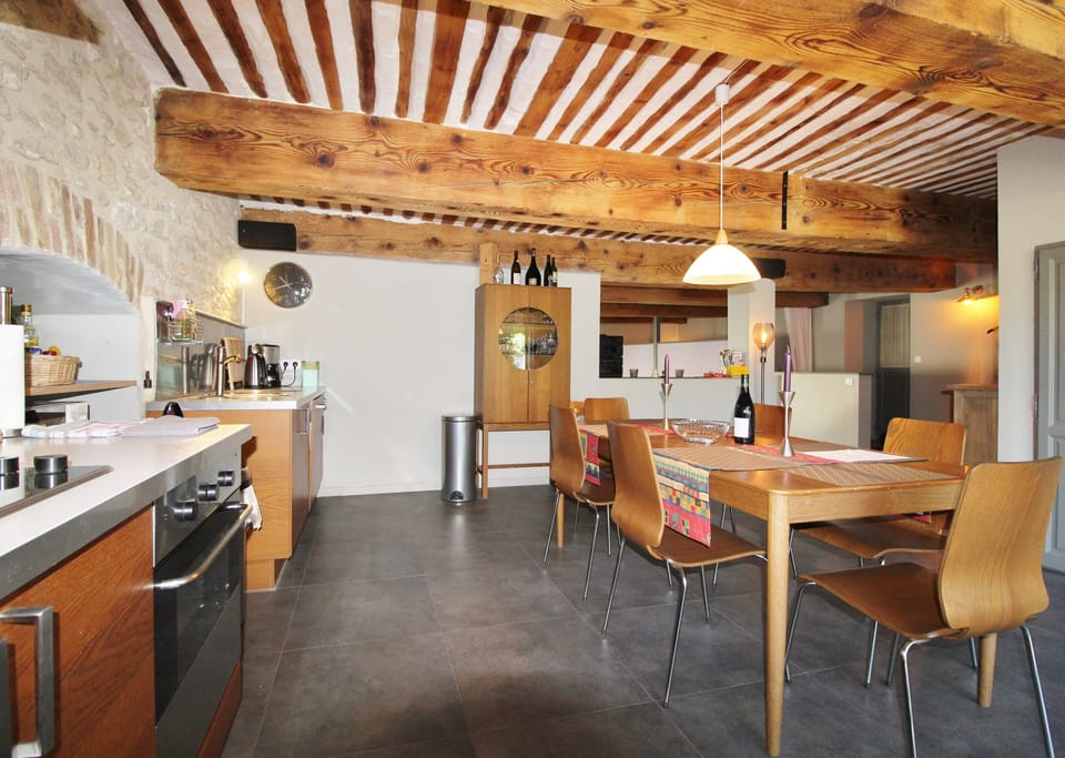 Kitchen & dining area