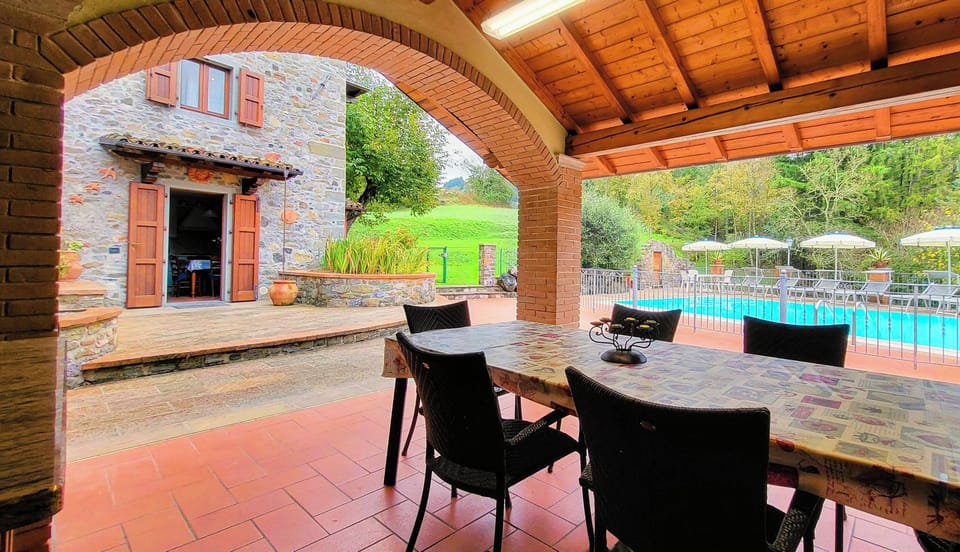 Tuscan Hideaway, Private Infinity Pool, Great Outdoor Kitchen & Mountain Views! Villa in Tuscany