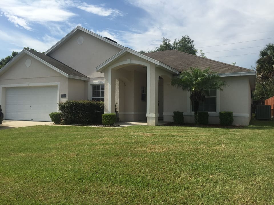 Outside front of Villa Paradise Woods