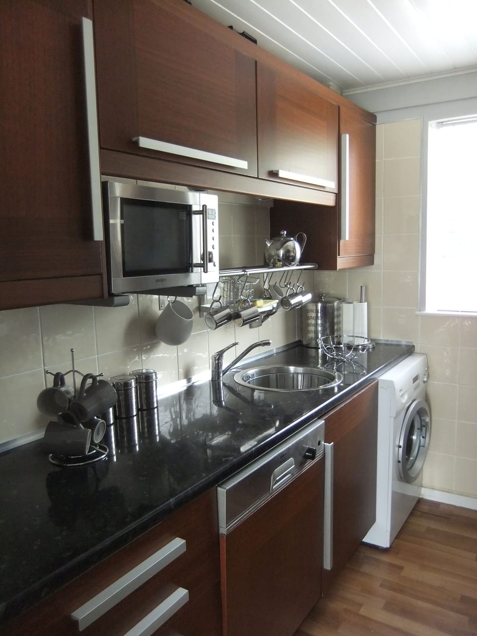 Kitchen with professional cooker and all amenities
