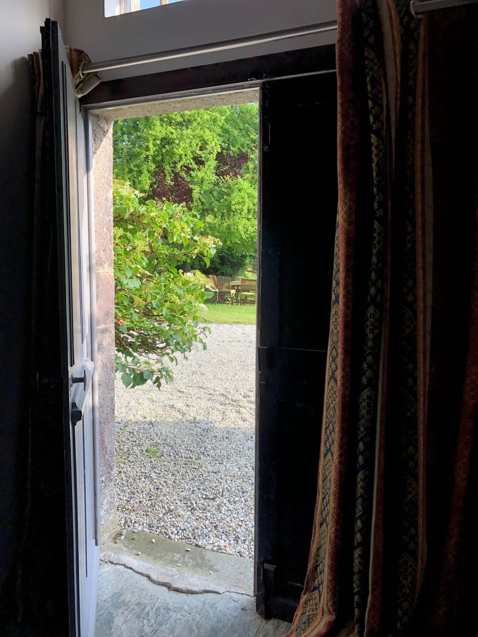 Access between kitchen and outside table 