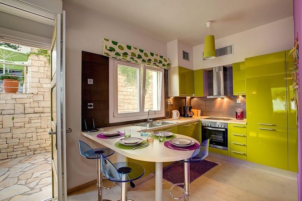 Fully equipped  kitchen (ground floor)