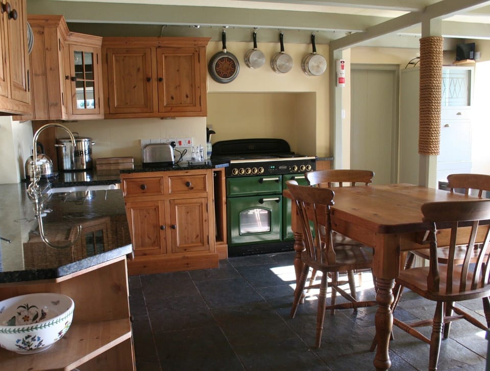 Beautiful fully equipped cottage style kitchen