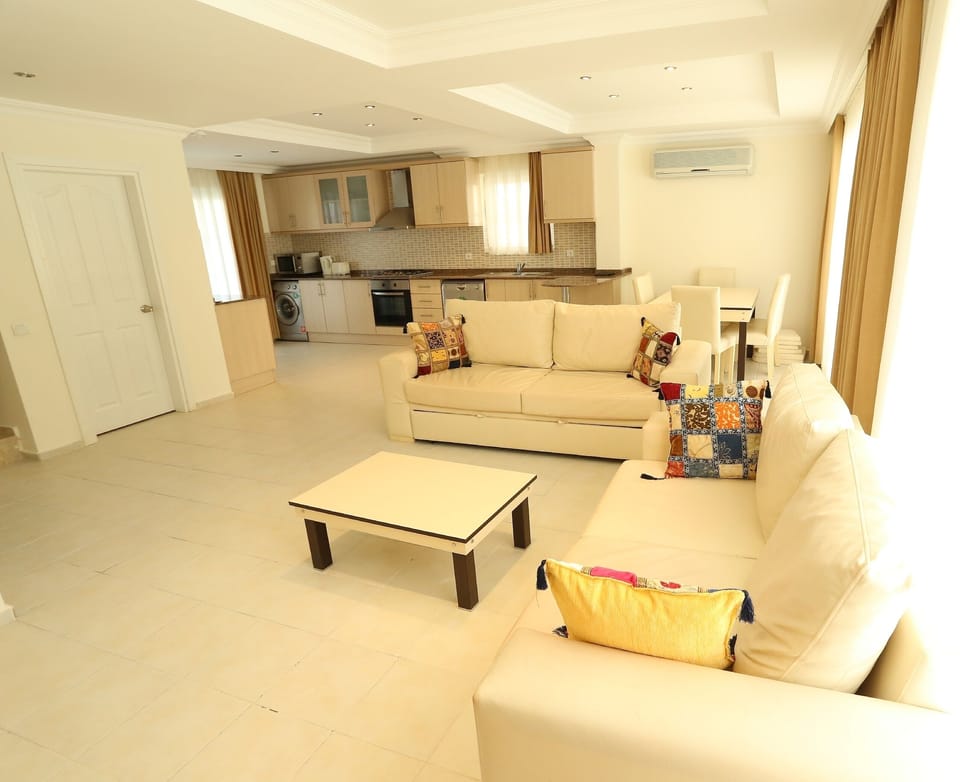 Large Bright Spacious Lounge