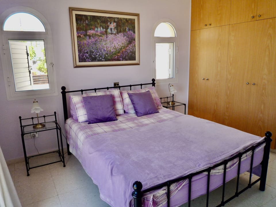 Master bedroom with en suite bath/shower and fully fitted wardrobes.