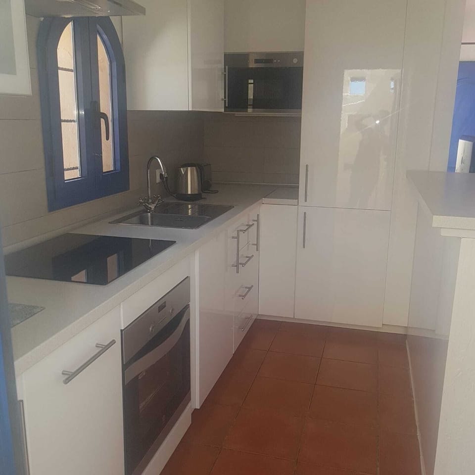 Kitchen inc oven/hob/microwave/dishwasher/large fridge & freezer, toaster/kettle