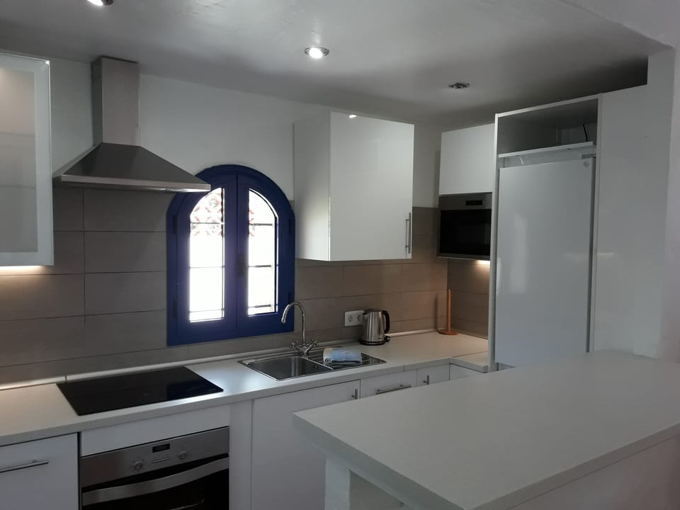 kitchen with breakfast bar