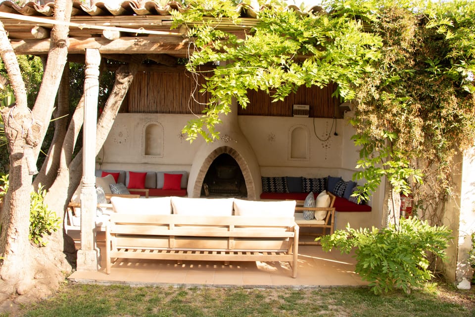 Barbecue seating area and fire