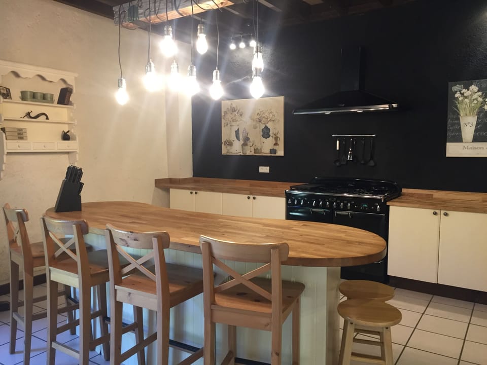 Family Sized Kitchen-2nd sink/dishwasher/Fridge and Freezer in Utility Room
