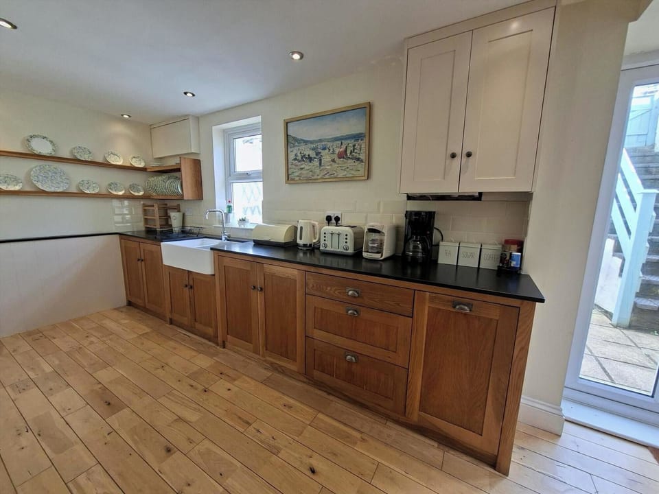 Spacious fully equipped kitchen with handmade oak units and granite worktops