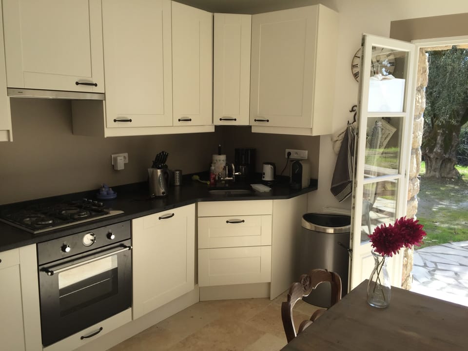 Fully equipped modern kitchen with granite worktop