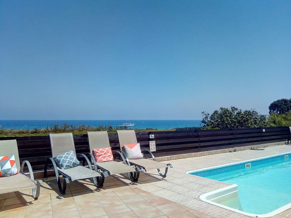 Seaview with Comfy Sunbeds 
