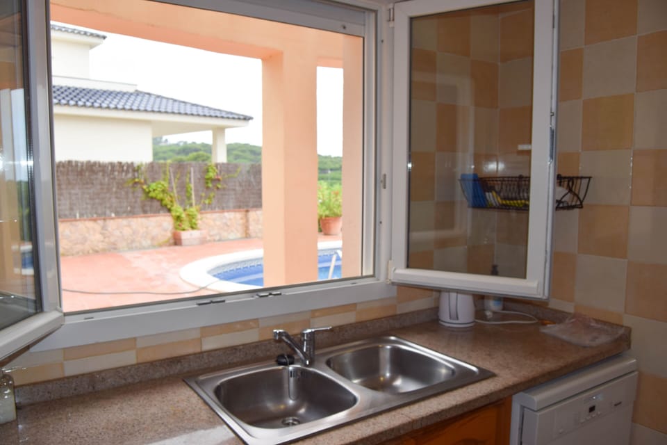 kitchen with dishwasher and see to the pool-SA PUNTA COSTA BRAVA
