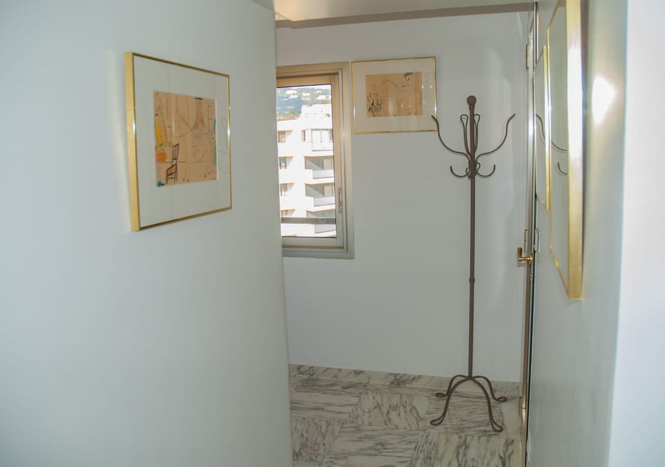entree
entrance hall