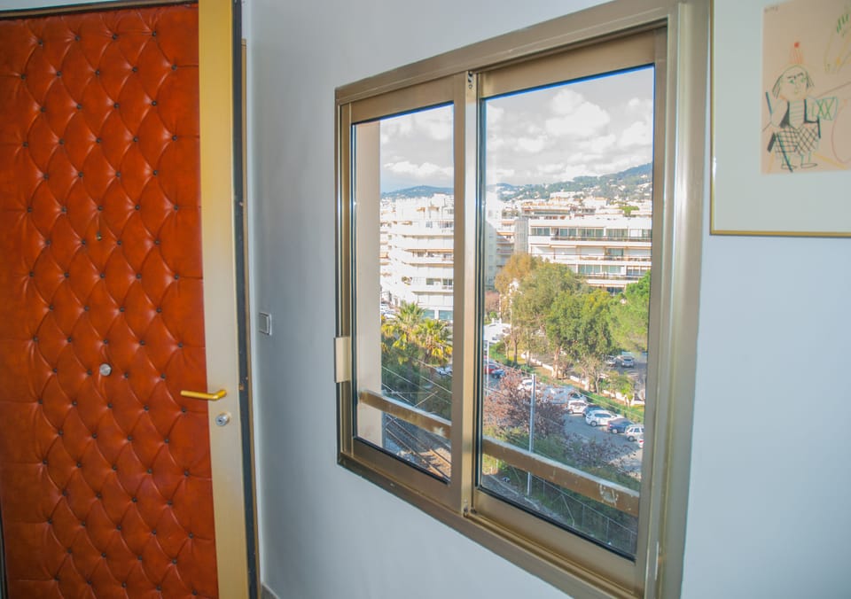 view on the california at the back
appartement traversant