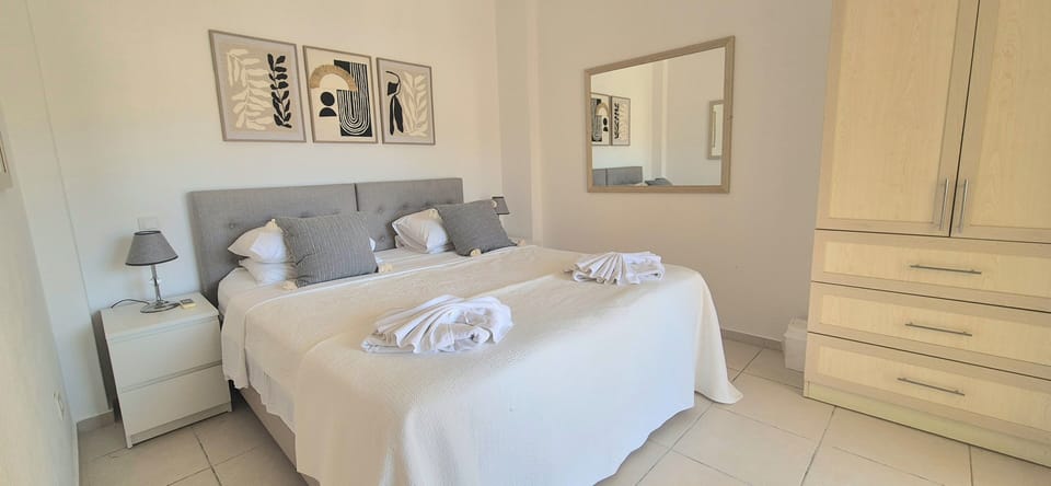 Pool level twin bedroom. Can be used as superking size bed.
