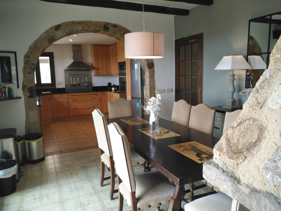 Dining area through to kitchen