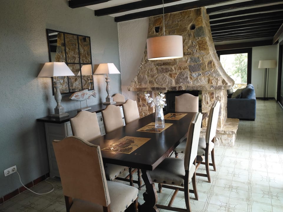 Dining area through to salon 