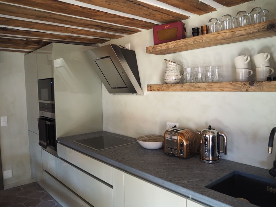 Well stocked kitchen with new Siemens appliances