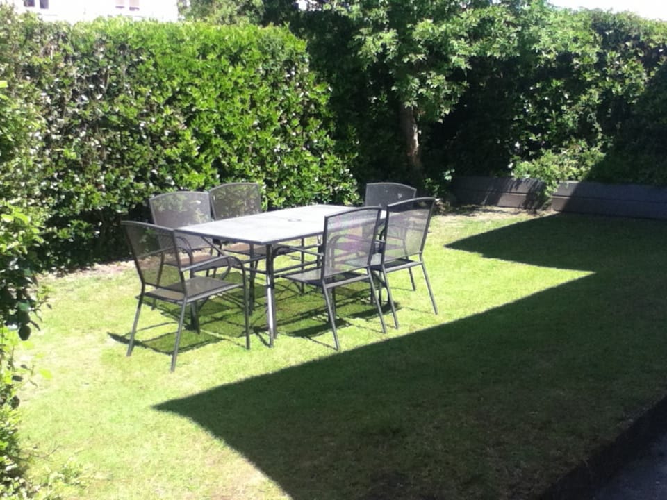 Rear garden with garden table and chairs
