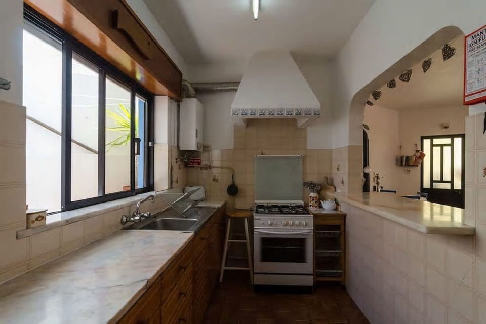 Spaicious, fully stocked kitchen to a high standard for self catering