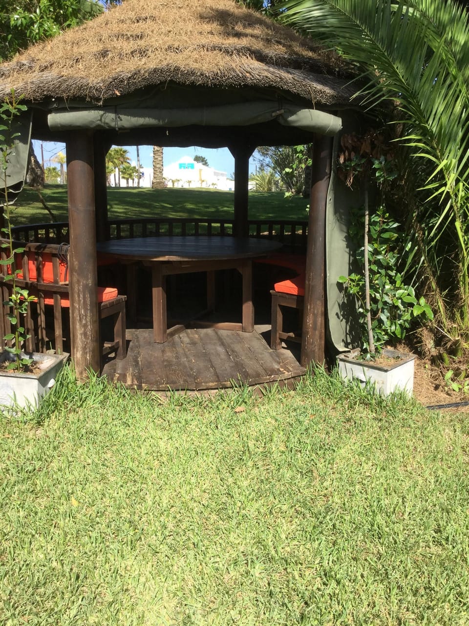 Garden hut overlooking golf course, a shaded place to hide!