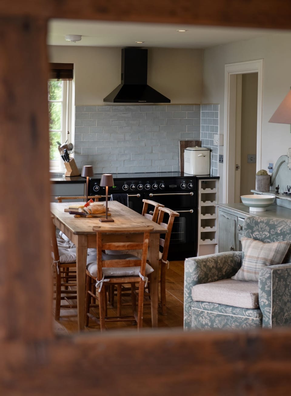 Looking through to the kitchen.