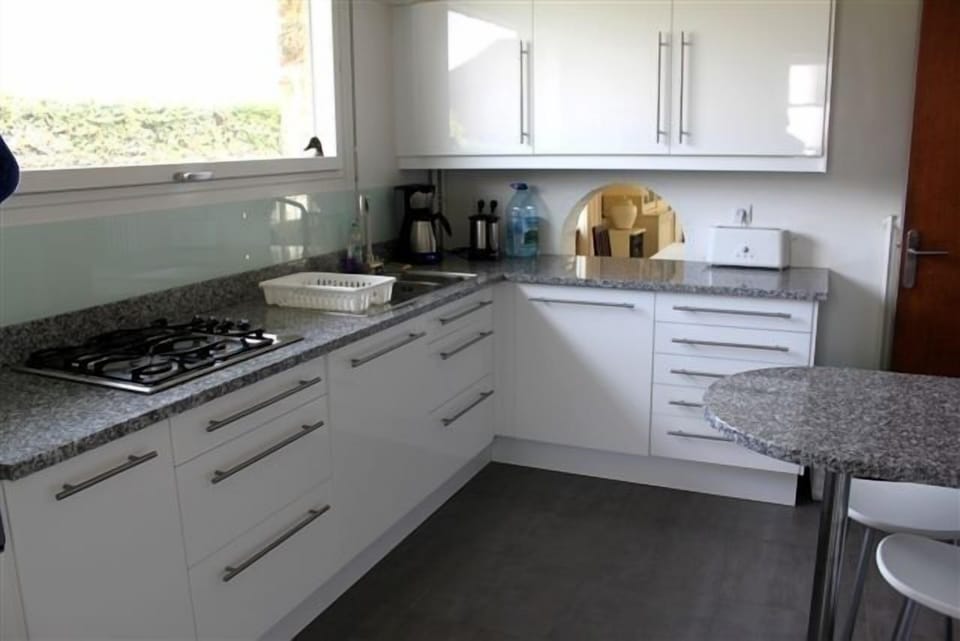 Brand new marble fully-equipped kitchen