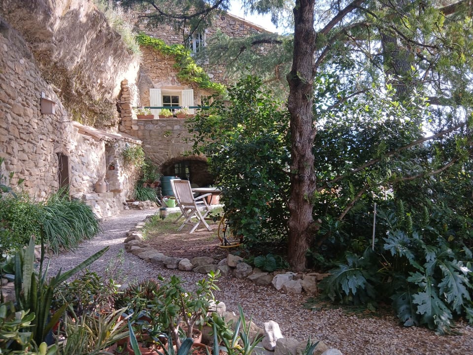 House built against the 'saffre' sandstone wall