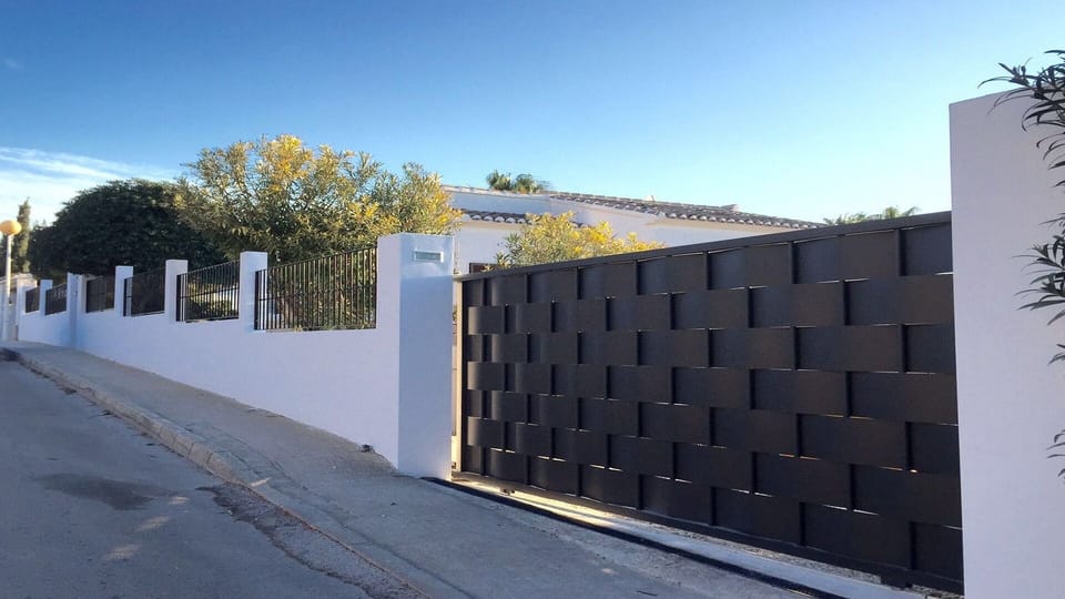 Electric vehicle gate
