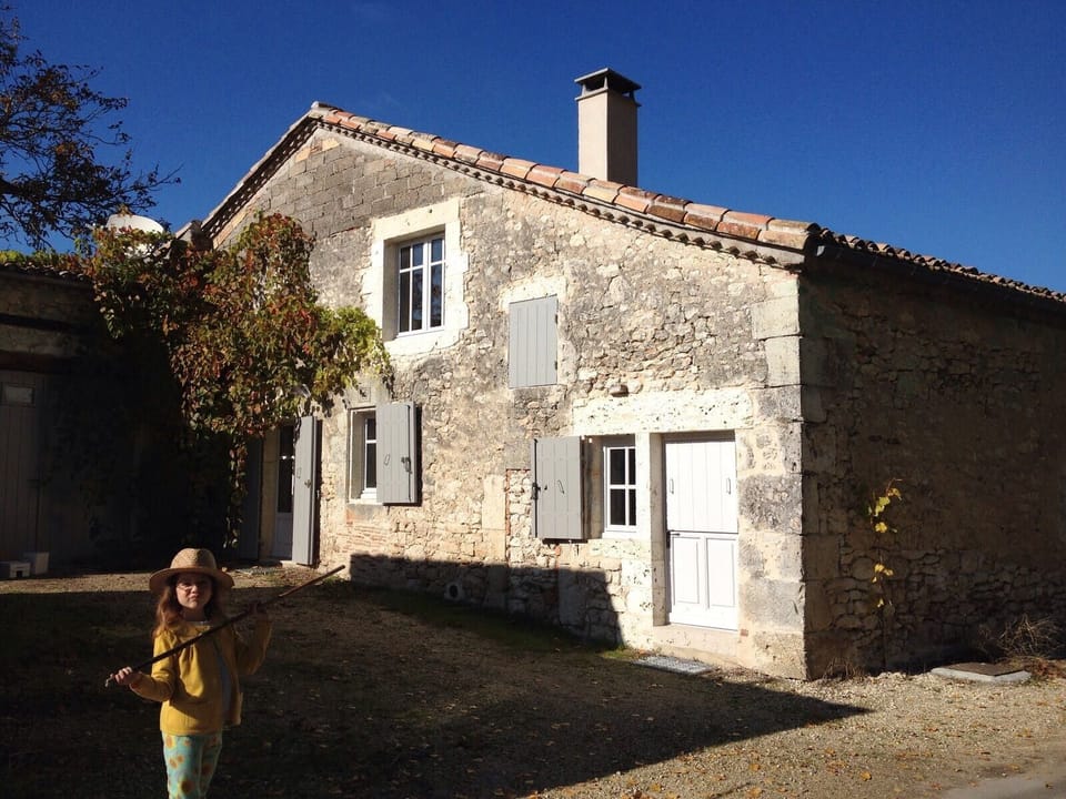 Gite "Le Noyer" Courtyard entrance and parking