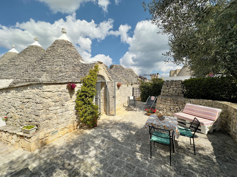 Vista esterna Trullo Ciliegio