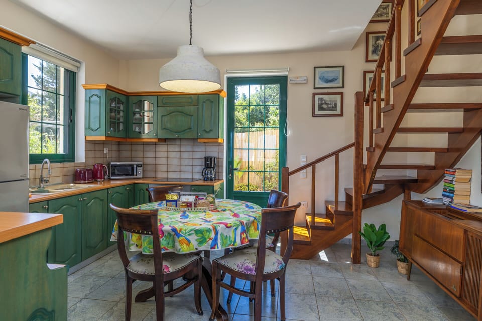 Bright country style kitchen, fully equipped