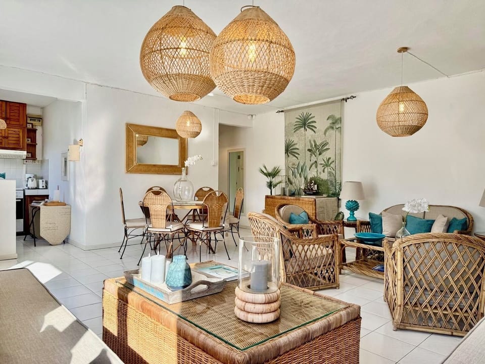 Air-conditioned, bright living/dining room - photo taken from corner bench