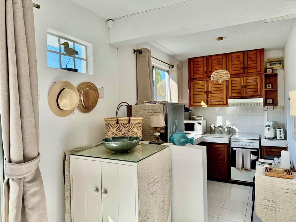 Kitchen with cooker, kettle, Nespresso machine,toaster, microwave,fridge/freezer
