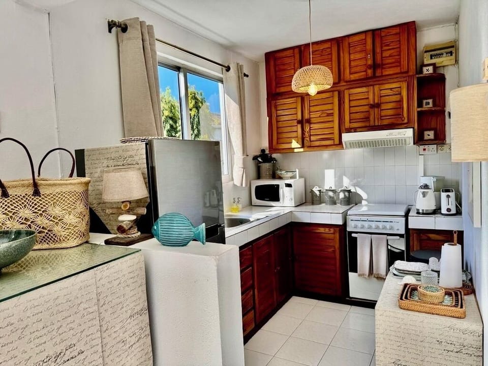 Kitchen with cooker, kettle, Nespresso machine,toaster, microwave,fridge/freezer