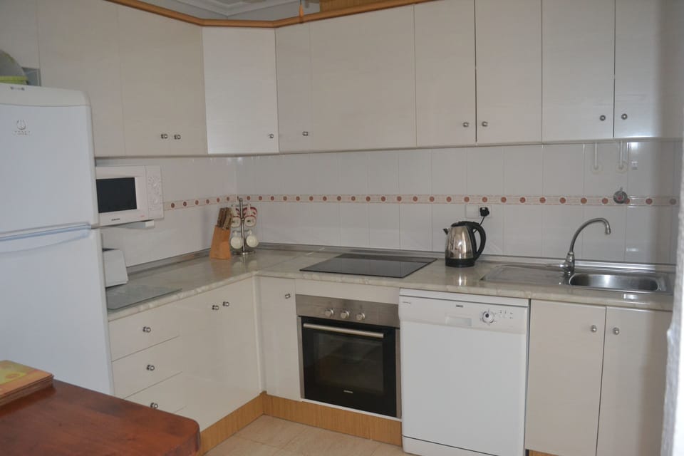 Fully fitted kitchen with dishwasher